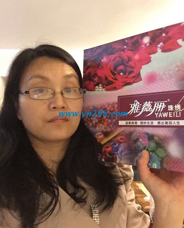 浙江臺州中學歷史教師張女士利用周末業(yè)余時間做手工活珠繡加工掙錢(圖1)