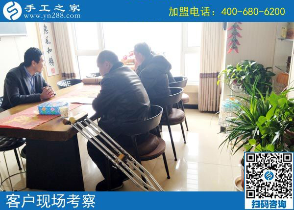 湖南一50歲殘疾老人拄著雙拐，2000多里路程來(lái)到手工之家為哪般？(圖2)